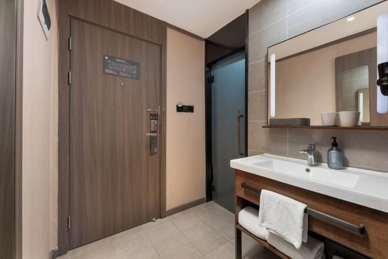 Bathroom 4, HanTing Hotel (Shenzhen Huaqiang Central Park), Shenzhen