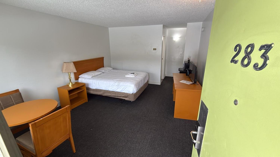 Bedroom 3, Midtown Inn, Division No. 11