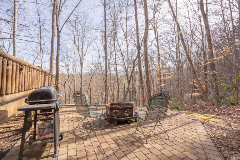 Others 2, Moonshine Ridge Cabin with Hot Tub and Fire Pit, Sevier