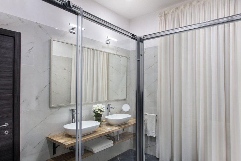 Bathroom 5, Toledo Lifestyle, Napoli