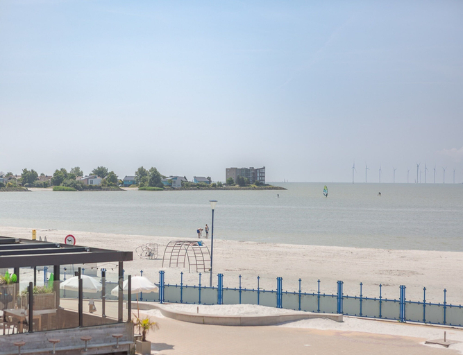 View from property 2, Apartment With Panoramic Ijsselmeer Views, Wûnseradiel