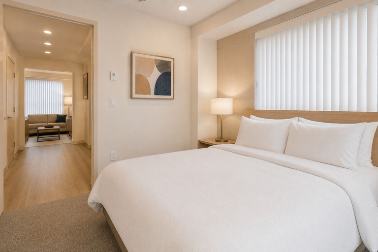Room 3, Downtown York Suites - CN Tower Views, Toronto