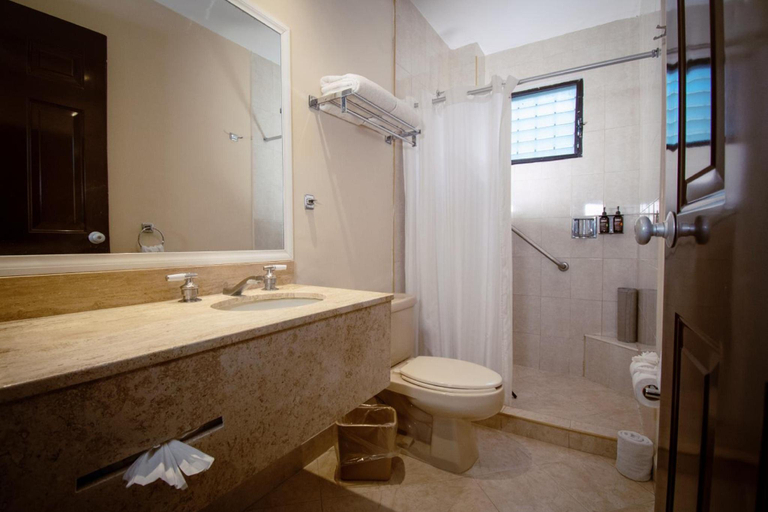 Bathroom 4, Quality Inn Tuxtla Gutierrez, Tuxtla Gutiérrez