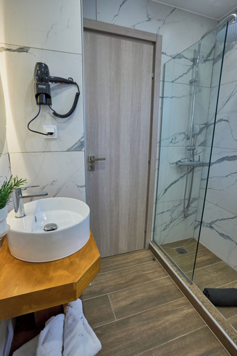 Bathroom 5, Harmony 89, Attica