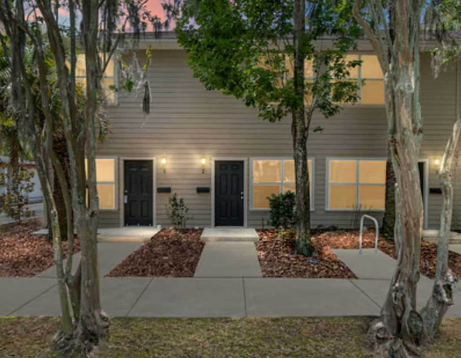 Room 2, Gorgeous Townhome UF Campus Adjacent Full Kitchen, Alachua