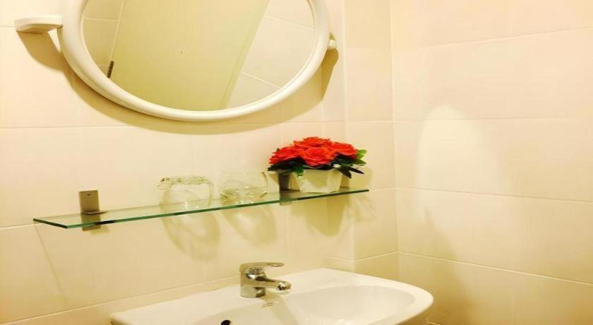 Bathroom 4, RungRoj Panich Hotel, Muang Chon Buri