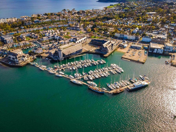 Marina 4, Apartment Sleeps 4 Enclosed Garden Pets Welcome, Cornwall