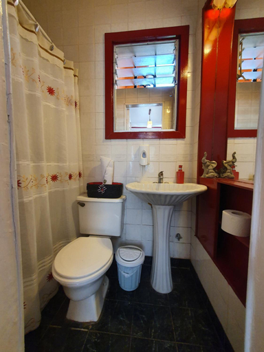 Bathroom 5, Jaguar Hostel, Valparaíso