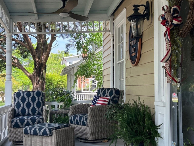Terrace/patio 2, Ann Street Inn & Garden, Carteret