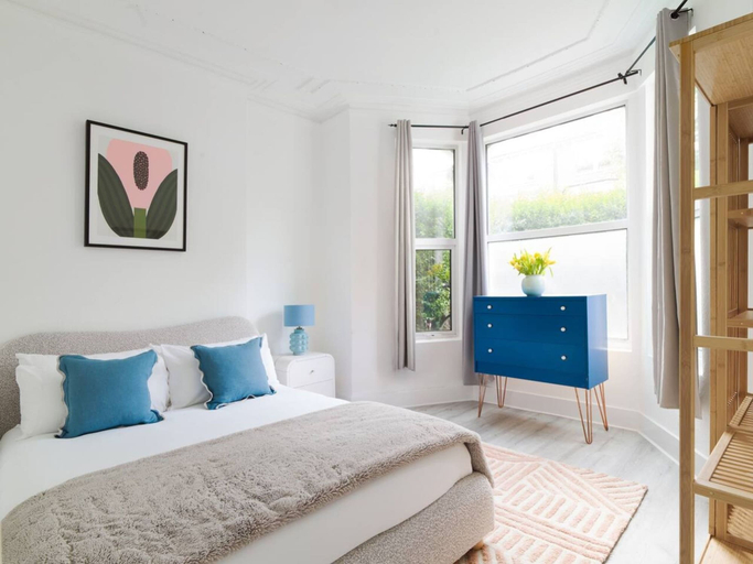 Room 4, Brook Green Stylish 2 bed, London