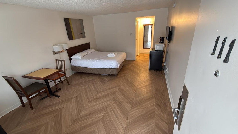 Bedroom 5, Midtown Inn, Division No. 11