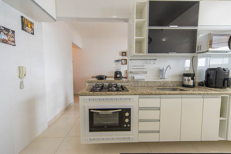 Room 2, Apto com Varanda e Churrasqueira a 100m da Orla, Praia Grande