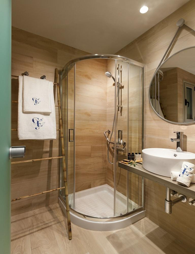 Bathroom 4, Gea Elaia, Peloponnese