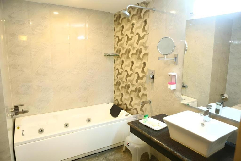 Bathroom, The Pearl Grand Hotel, Dehradun