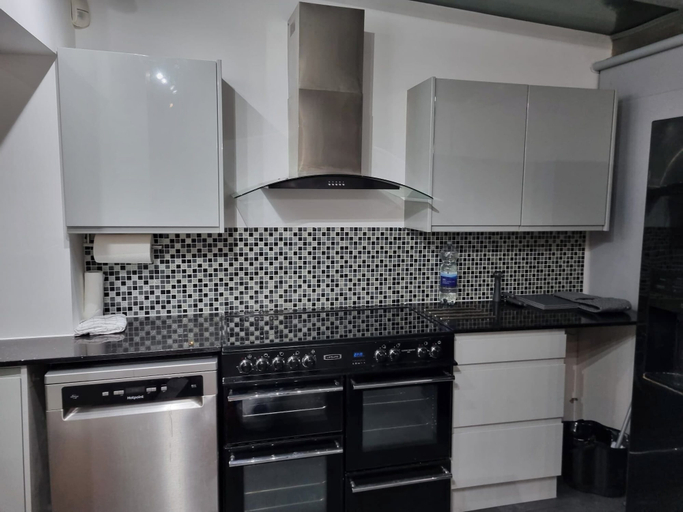 Private kitchen, Modern 3BD House W/smarttv & Free Parking!, London