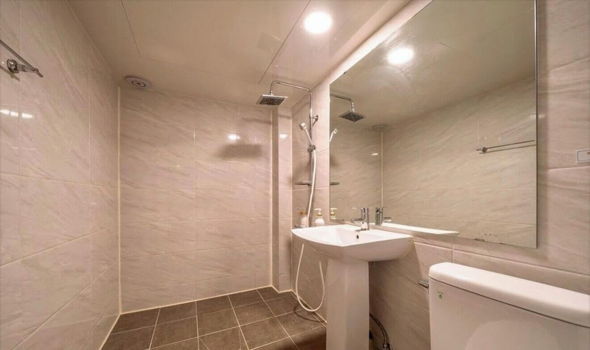 Bathroom 4, Healing Motel, Jung