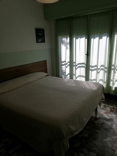 Bedroom 4, Hotel Caprice, Massa Carrara