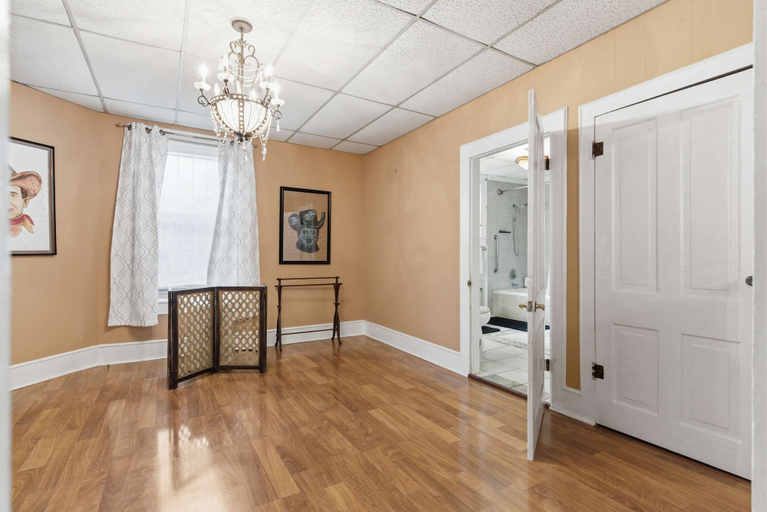 Room 4, Downtown Lafayette 4BR Home With Parking, Lafayette