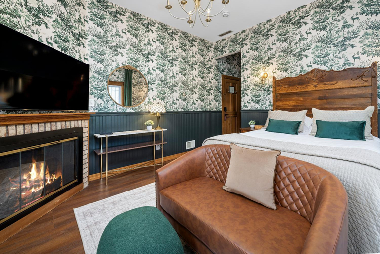 Bedroom 2, Rockwell Falls Inn and Wine Bar, Warren