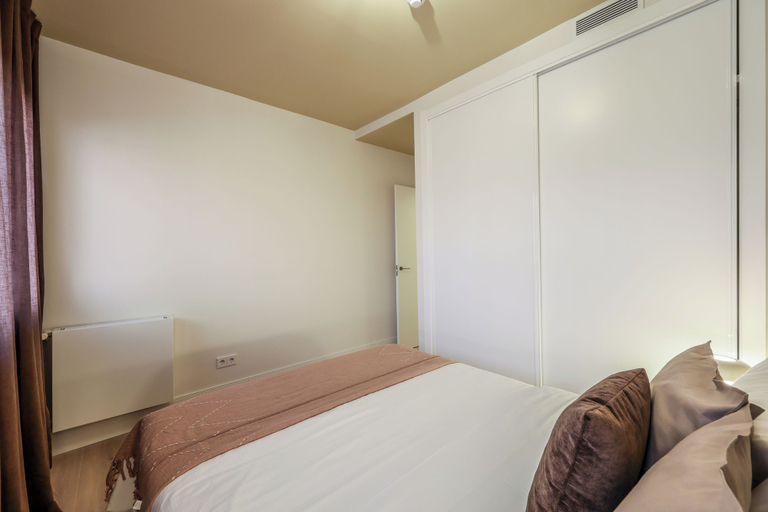 Room 5, Puente de Segovia, Madrid