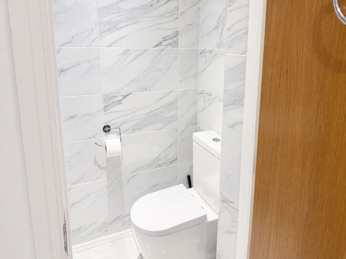 Bathroom 4, 399 Prom - Blackpool Hotel, Blackpool