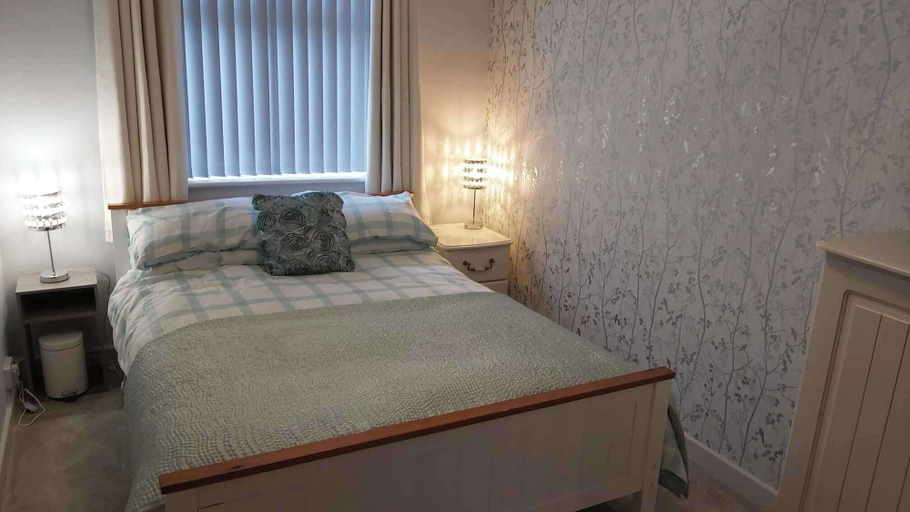 Room 2, Sleeps6-garden-summerhouse-cotswolds-bungalow, Gloucestershire