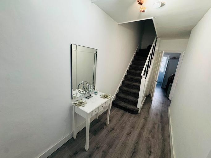 Interior 3, Romford 4-bed Home, Sleeps 7 With Garden & Parking, London
