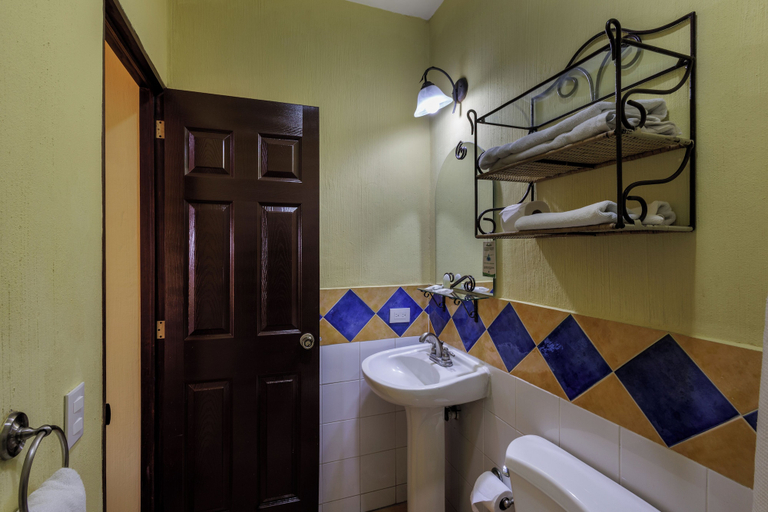 Bathroom 4, Hotel Villa Terra, San Salvador