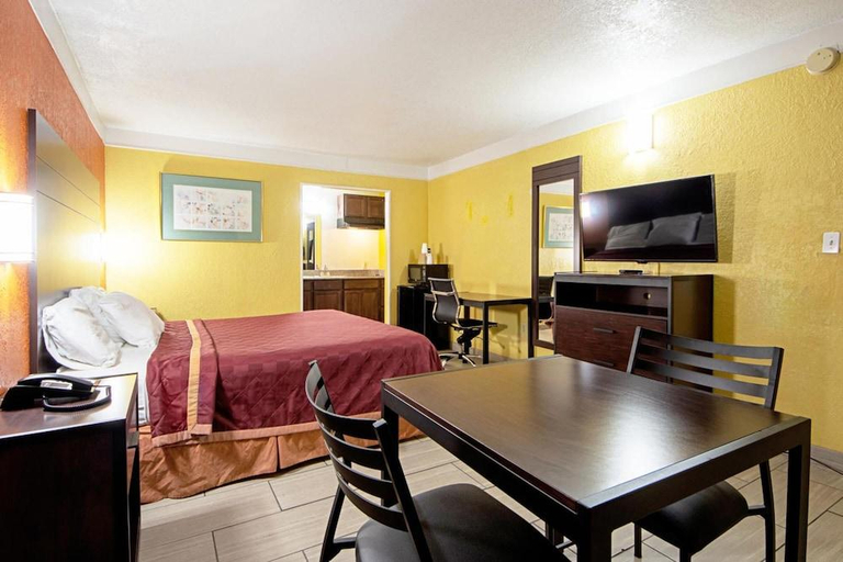 Bedroom 3, Economy Inn & Suites, Denton