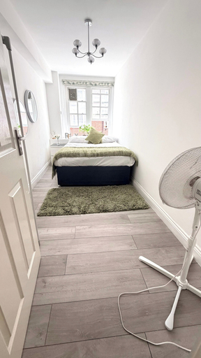 Room 3, Apartment Sleeps 11 With Air Conditioning, London