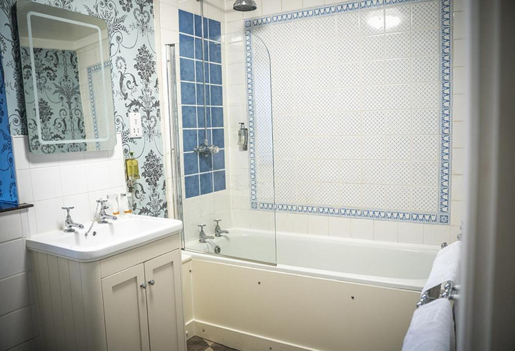 Bathroom, Crown and Trumpet Inn, Worcestershire