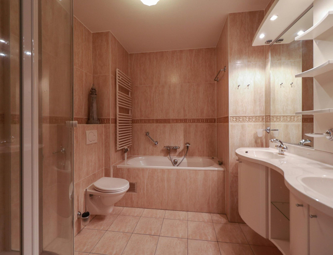 Bathroom 3, Lakeview Suite With Whirlpool in Makkum, Wûnseradiel