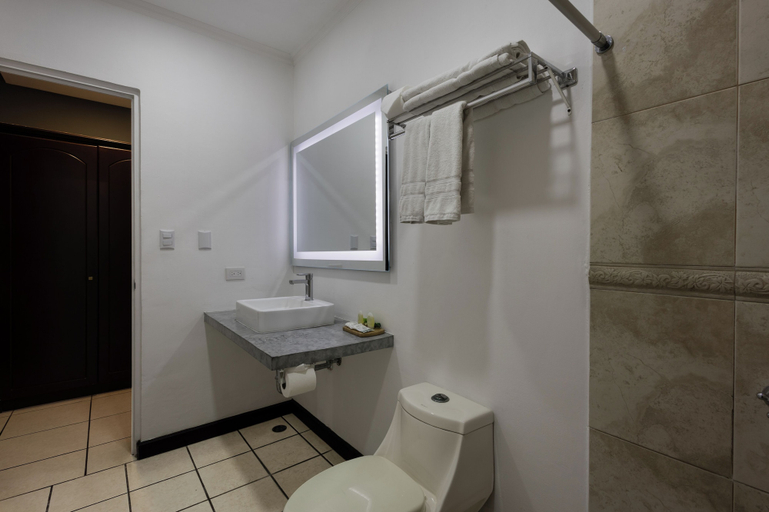 Bathroom 5, Hotel Mirador Plaza, San Salvador