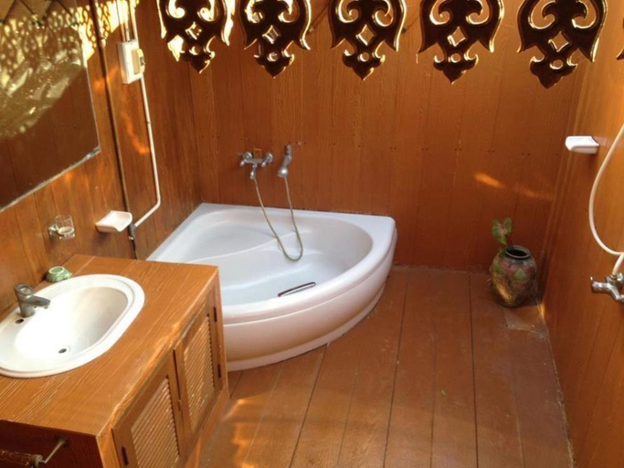 Bathroom 4, Ruen Thai Rim Haad Resort, Muang Rayong