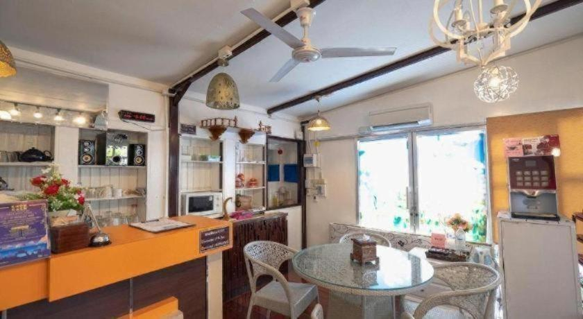 Food & Drinks 5, Phanthipha Residence, Muang Khon Kaen