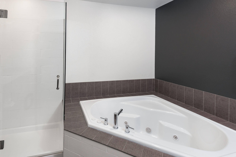 Bathroom 4, Caretta Landing Sarasota, an Ascend Collection Hotel, Sarasota