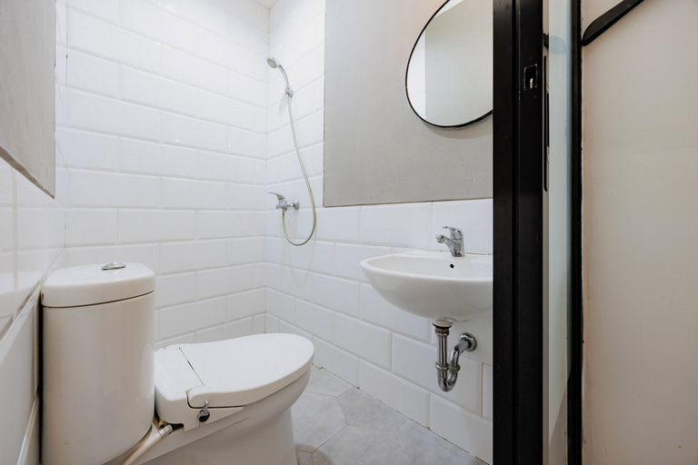 Bathroom, RedDoorz near Mangga Dua Mall, West Jakarta
