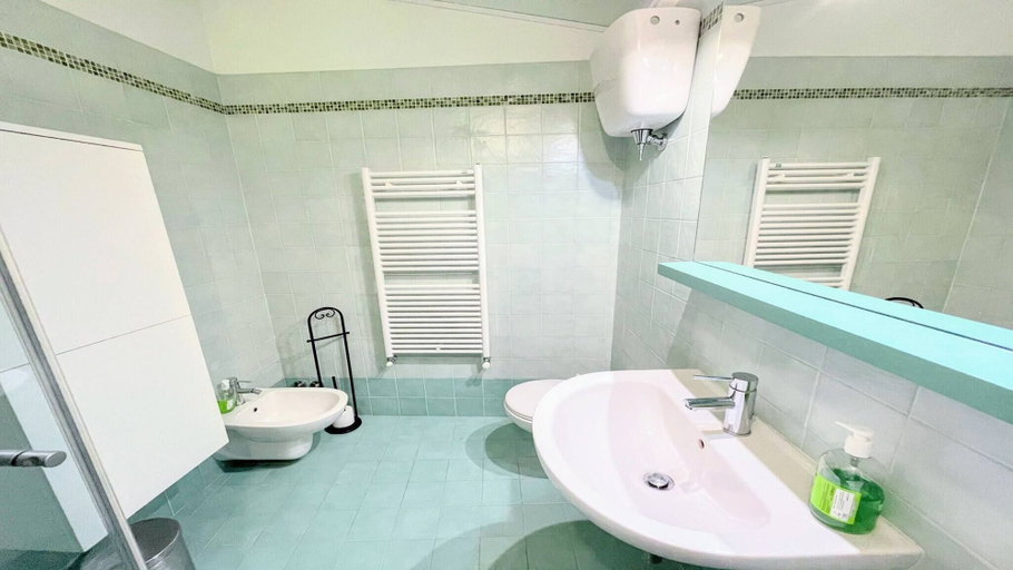 Bathroom 5, 6 Guests apt With Terrace in Pedestrian Historic Centre of Spoleto, Perugia