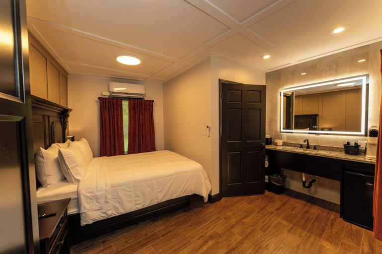 Room 2, Shamrock Court Motel, Crawford