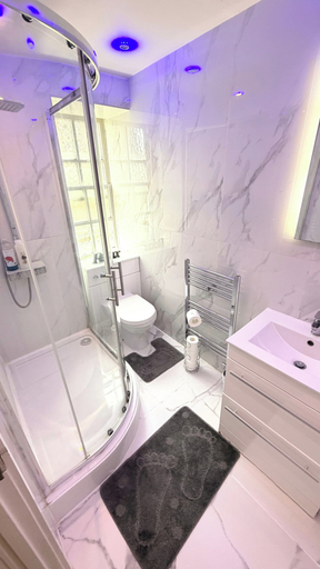 Bathroom 2, Apartment Sleeps 11 With Air Conditioning, London