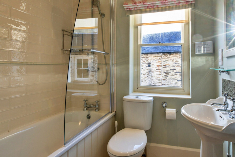 Bathroom, Riverside Cottage With Terrace, Cornwall