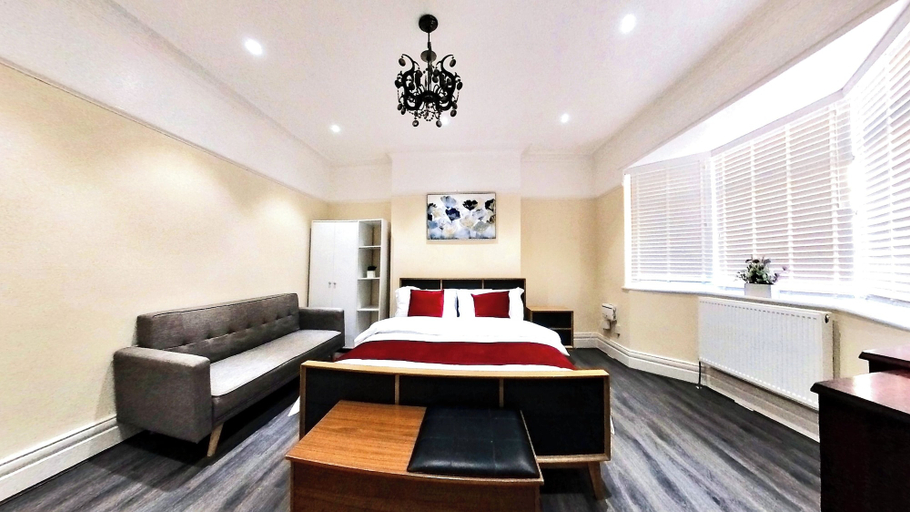 Room 4, Newcastle Dream Home With 4 Bedrooms and Parking, Newcastle upon Tyne