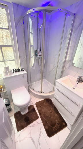 Bathroom 4, Apartment Sleeps 11 With Air Conditioning, London
