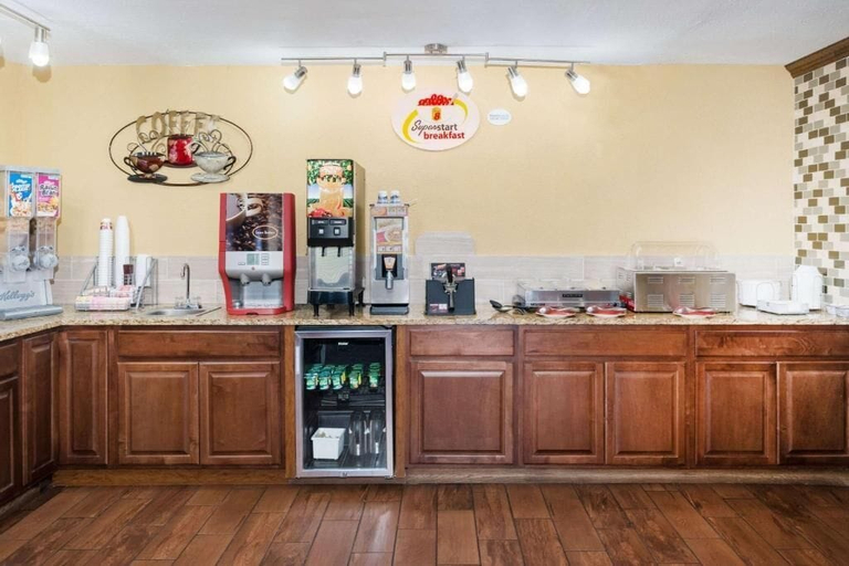 Food & Drinks 5, Super 8 by Wyndham Warrensburg, Johnson