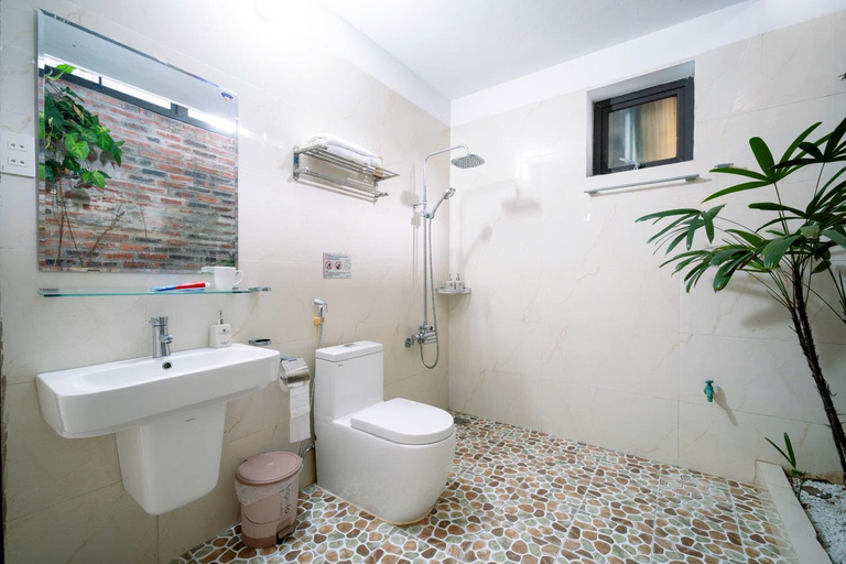 Bathroom 3, Coto Center Homestay, Cô Tô