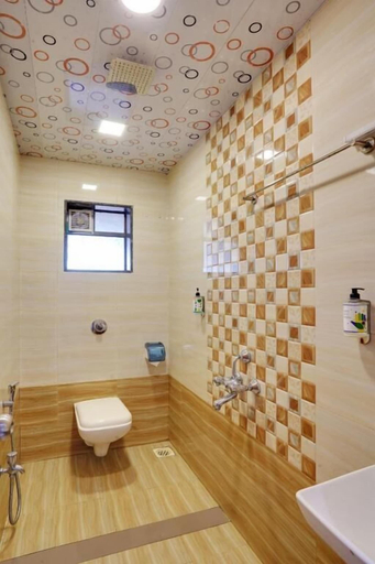 Bathroom 2, Hotel Iceberg Mahabaleshwar Venna Lake, Satara