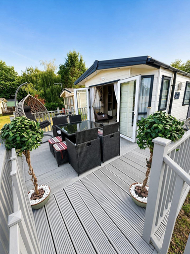 Outdoor dining 3, Static Caravan 2 Bed Sleeps 6 Dog Friendly, Northamptonshire