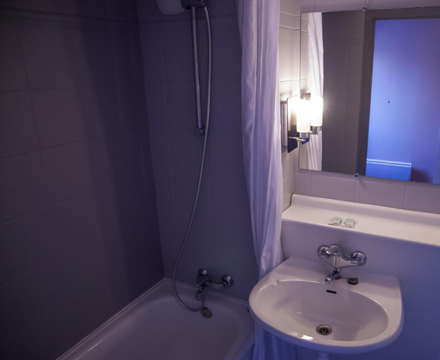 Bathroom 4, Hotel Inn Design & Restaurant Bourges, Cher