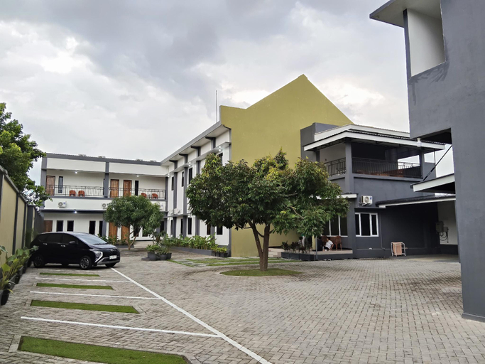 Exterior & Views 1, RR -2 Syariah Hotel SLG, Kediri