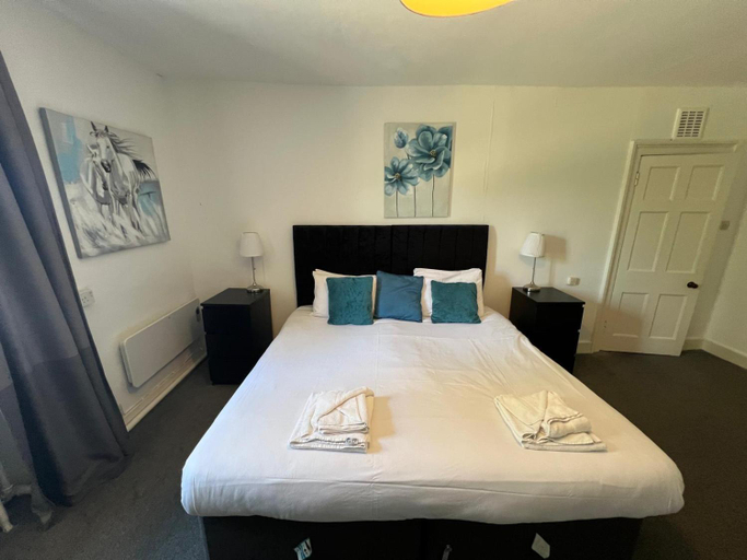Bedroom 2, Antrobus Arms Hotel, Wiltshire